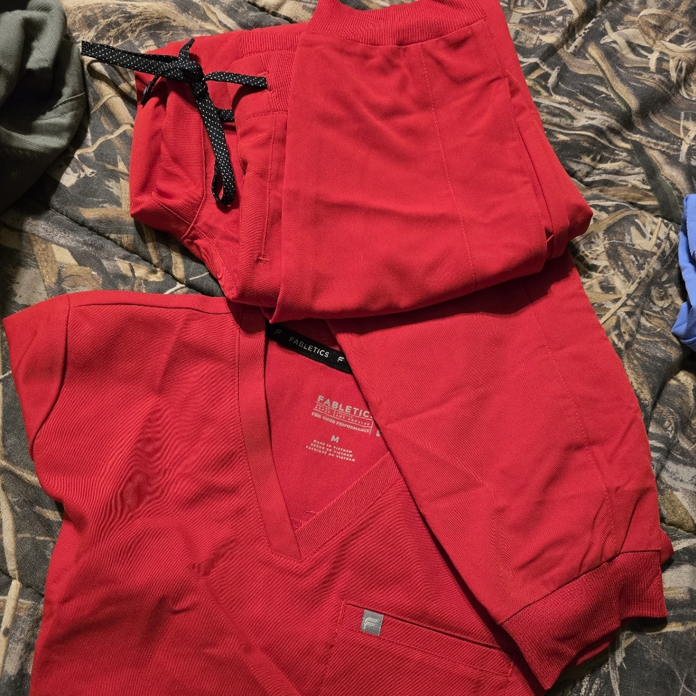 Fabeletic scrubs nwot, size medium top and bottom